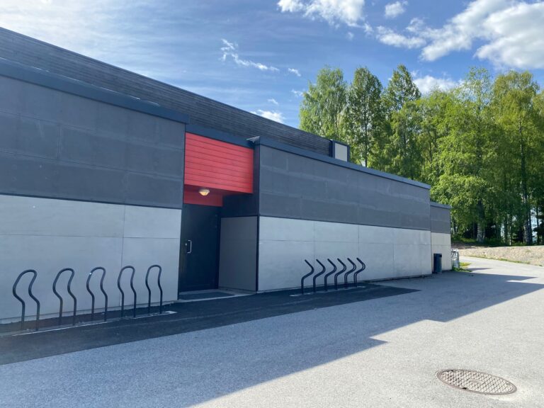 Massevaksinering av befolkningen skal foregå i Holthallen, men det har vært lite aktivitet her. Lave vaksineforsyninger gjør at man ikke har fått utnyttet hallens kapasitet, som er å vaksinere inntil 700 personer daglig