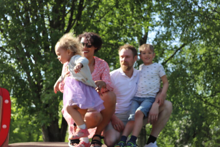 Familien Edwards-Burheim: Freya, Jacqueline, Frode og Odin er fornøyd med tilbudet med familiekontakt.