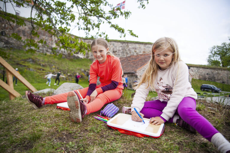 Molly (9) og Agnes Kolgrov Lunder (8) er glad i å tegne. I forestillingen spiller de karakterene Maud og Nellie. Sammen med Emma Rode-Christoffersen og Astrid Brænden er de jury i tegnekonkurranse.