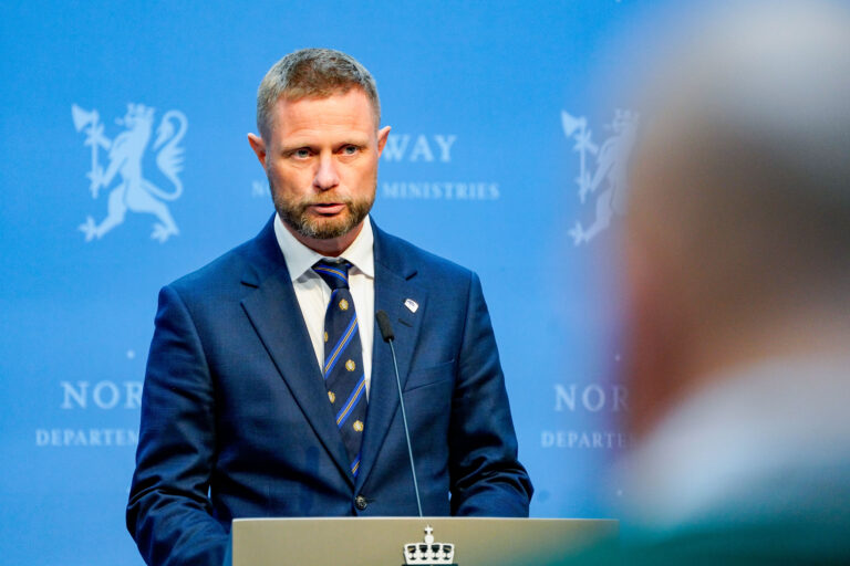 Helse- og omsorgsminister Bent Høie (H) på pressekonferanse om koronasituasjonen.