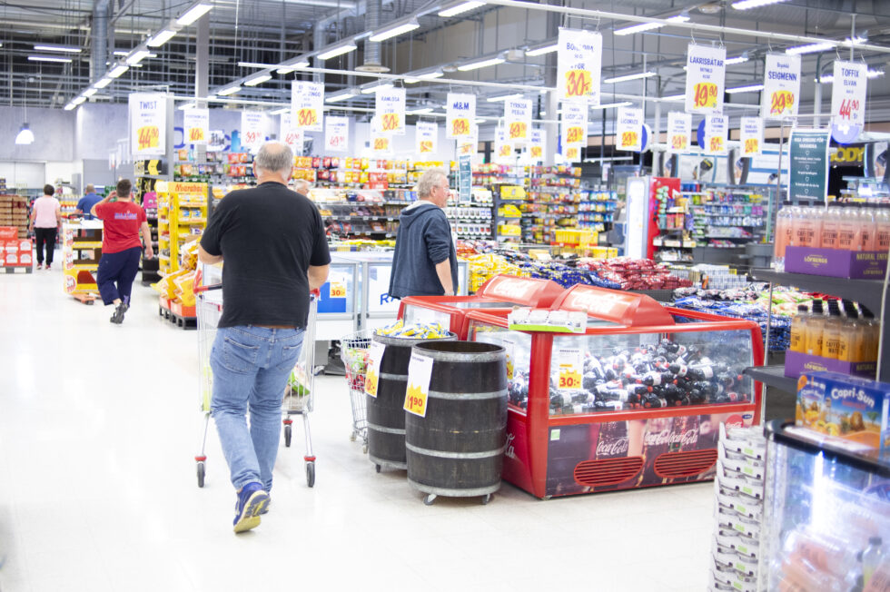Kunder inne på Maxi mat ved Charlottenberg shoppingcenter.