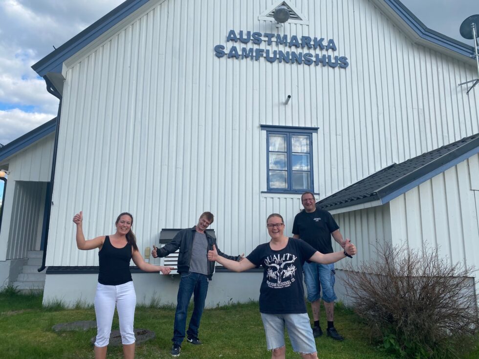 Styret i Austmarka samfunnshus: Kine Johnsrud, Karl-Eyvind Holt, Janine Nordby og Jarl Harald Ramtjeråsen, kan juble og puste lettet ut.