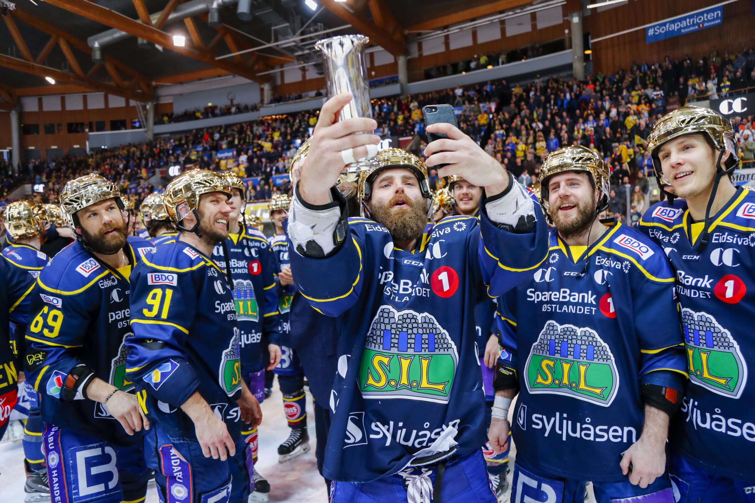 Lars Erik Hesbråten kan kalles en Storhamar-legende etter sin innsats for Hamar-klubben. Her tar han selfie med kongepokalen, etter at Storhamar vant sin sjuende kongepokal i 2018.