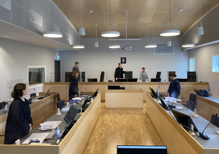 Med et unntak har Romerike og Glåmdal tingrett, administrert av dommerfullmektig Marianne Holmen, funnet læreren skyldig i alle forholdene som påtalemyndigheten tiltalte ham for. Læreren er dømt til fengsel i to år og to måneder. Han må også betale oppreisningserstatning til skolejenta.