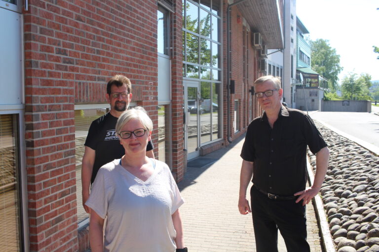 Hilde Røe, ved Norli bokhandel, er gjest hos Lars Ovlien (t.v.) og Øivind Roos.