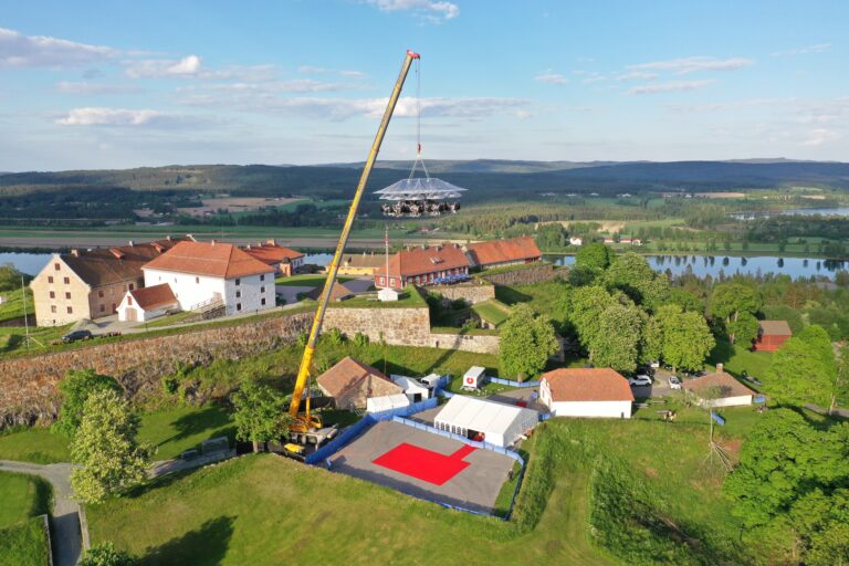 Høyt rager den, riggen, hvor det den neste uken skal serveres luftig lunsj og middag over Kongsvinger festning.