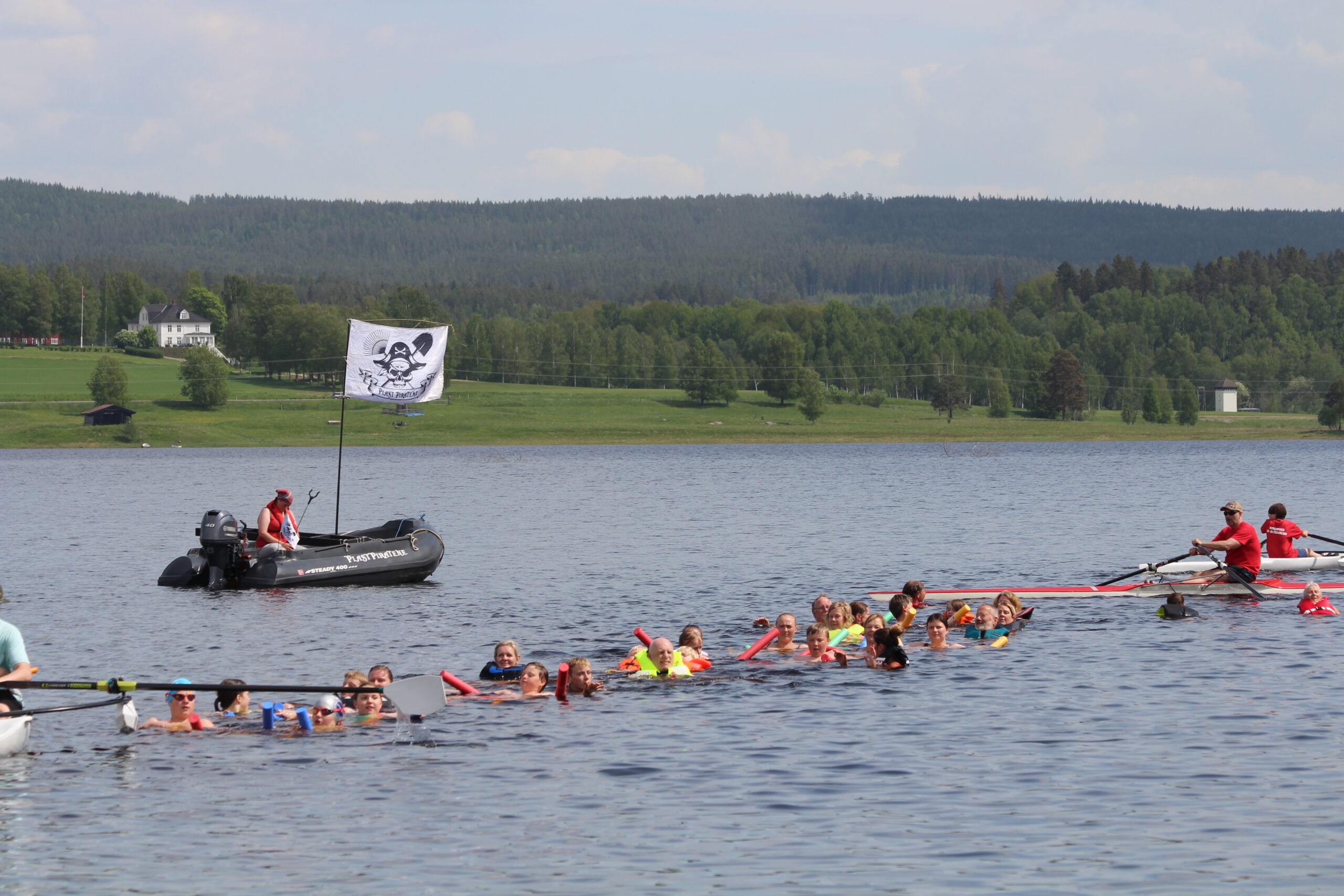 Lang rekke med folk ute i vannet samtidig.