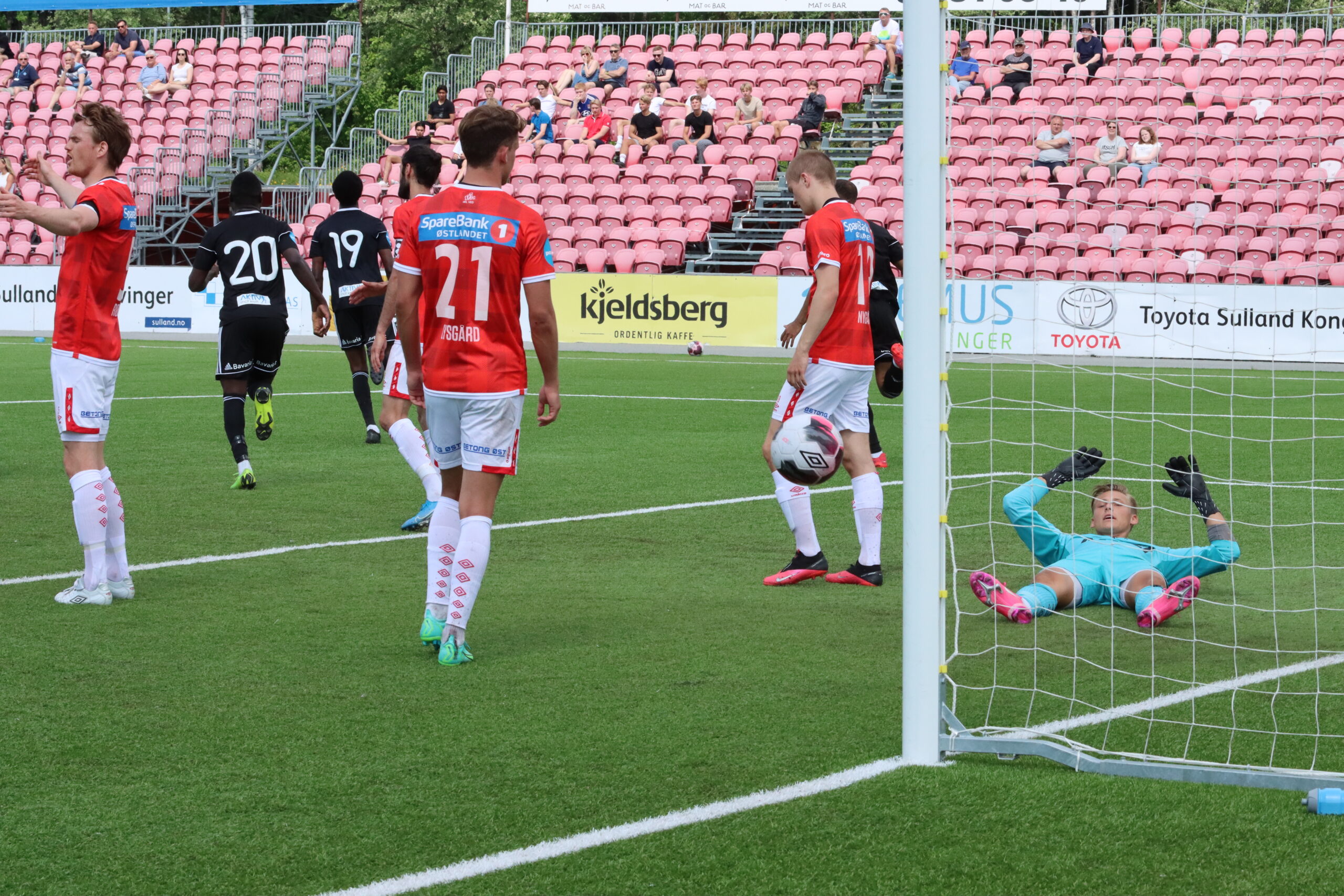 Én ball måtte keeper Andreas Smedplass hente ut av nettet, men det kunne vært mange flere.