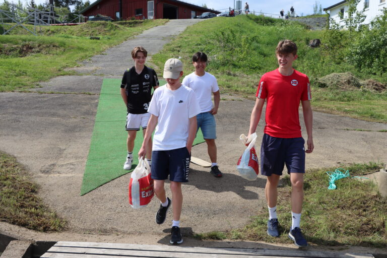 Halvor Delphin (t.v.), Viktor Kvernes, Aksel Løfsgaard (bak t.v.) og Simon Røydio syntes lørdag var en god dag for å gjøre noe litt annet.