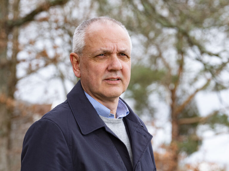 Overlege Preben Aavitsland i Folkehelseinstituttet gikk søndag ut med at pandemien er så å si over. FHI og statsministeren understreker at det ikke er tilfelle.