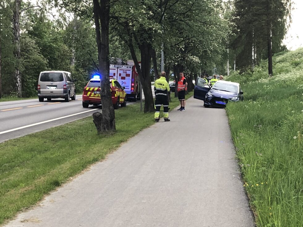 Bilen på fortauet kom fra motsatt kjørefelt.