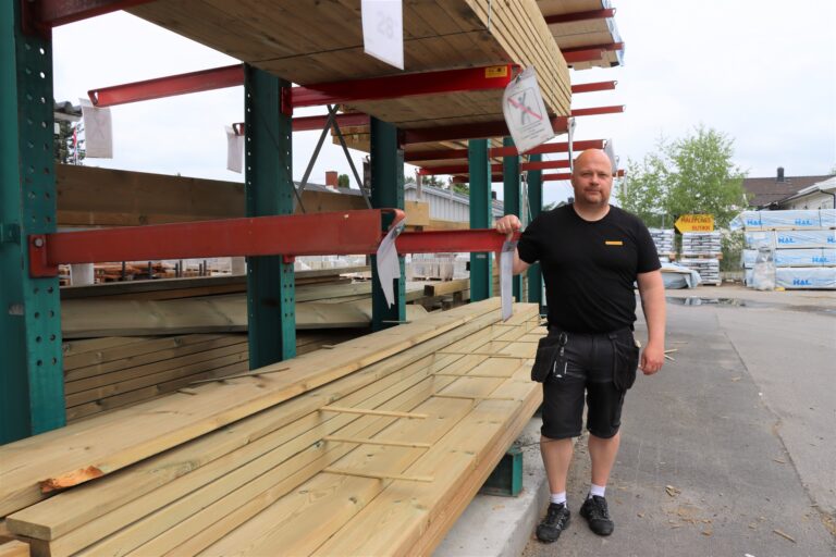 Butikksjef Jørgen Øyen på Byggmax, hvor flere hyller med terrassebord er tomme. Det som står har nettopp kommet inn, og er ofte allerede bestilt.