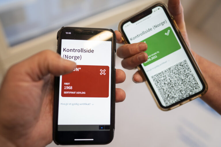 FHI har kommet med et nytt koronasertifikat der en QR kode i en mobil applikasjon viser grønn om en person er fullvaksinert eller rød dersom man ikke er det. Koronasertifikatet ligger på Helsenorge.no , og kan vises ved kontroll, lastes ned på mobil eller skrives ut fra disse sidene. Alle som logger seg inn på Helsenorge, kan allerede nå se den oppdaterte versjonen med grønt og rødt lys og QR-koder for kontroll.