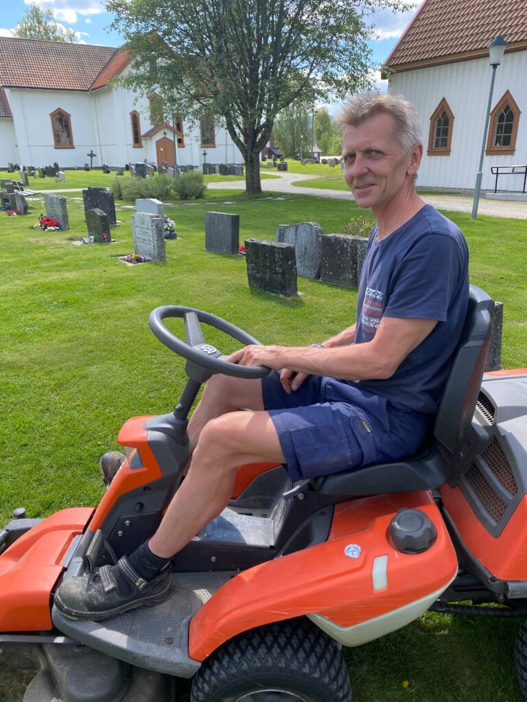Kirketjener Terje Moe steller kirkegården på Brandval som sin egen hage, men blir mest brydd av at noen skal skryte av det som er jobben hans.