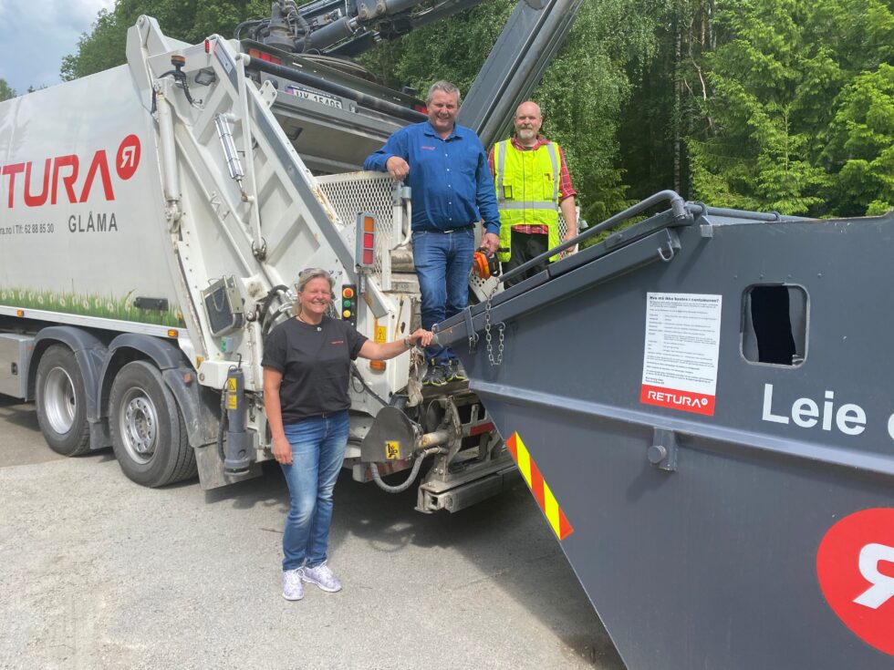De løste Bæreias søppelproblem i løpet av en dag. Elin Berntsen, Kai Engebråten og Geir Borghagen fra Retura har sørget for at det nå er søppelcontainer på Bæreiavangen.