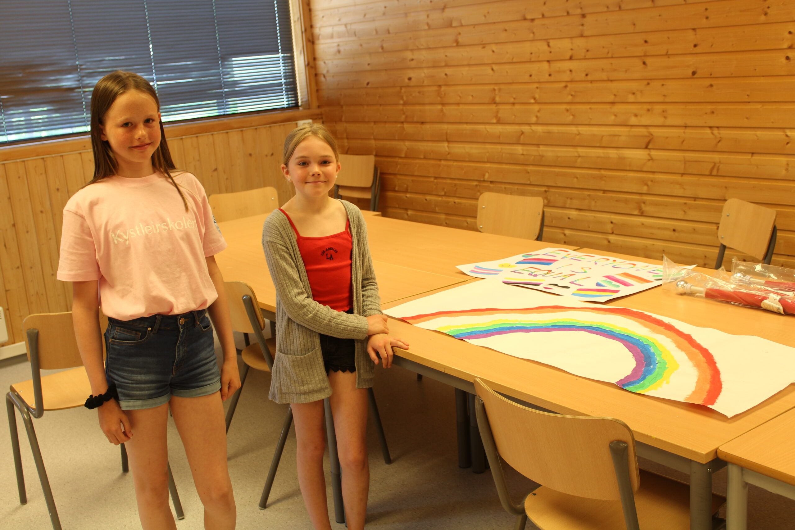 Sofie Nesheim Egberg (11) Johanne Delphin (11) viser frem noen av tingene klassen har forberedt til markeringen.