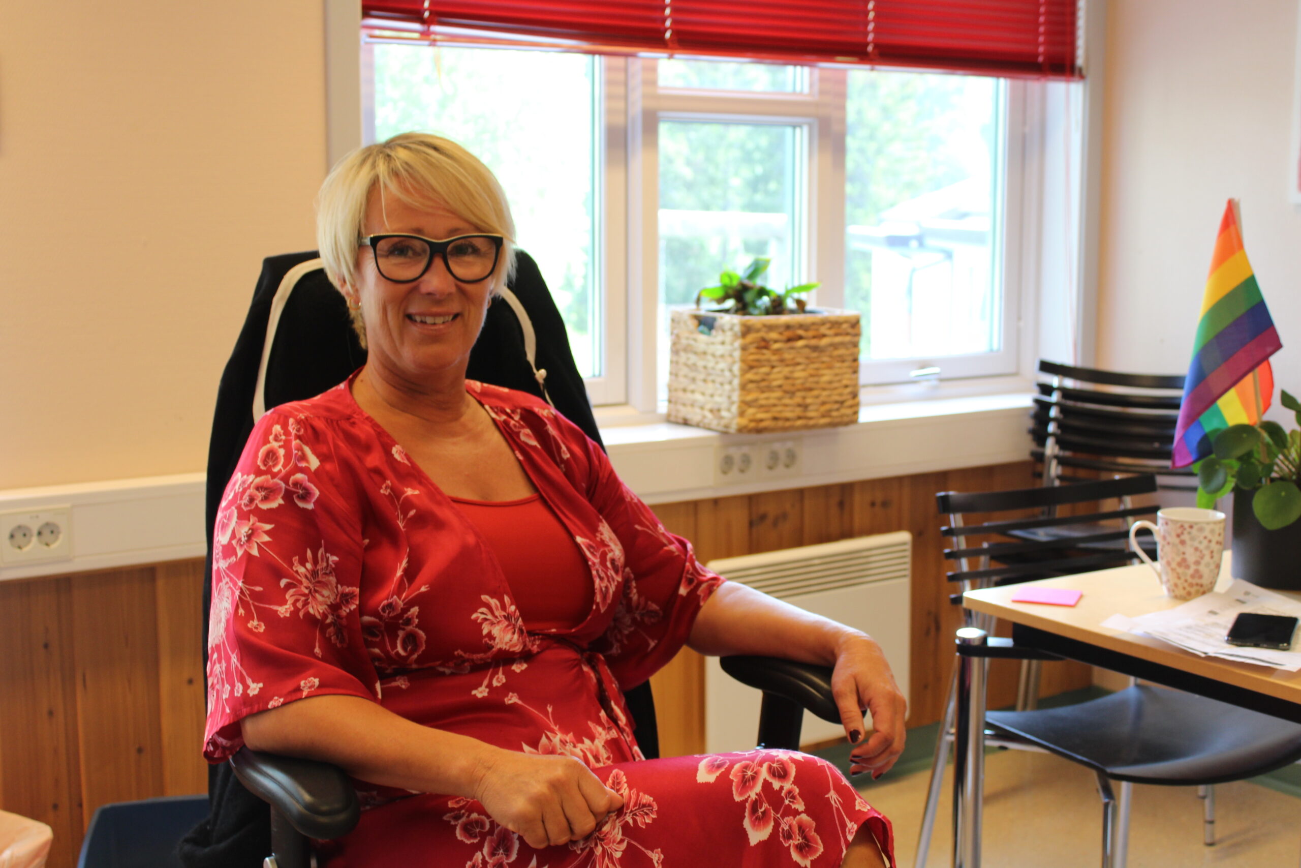 Rektor Iversen forklarer at sjetteklassingene skal gå først i toget, siden de er initiativtakerne, etterfulgt av de andre trinnene.