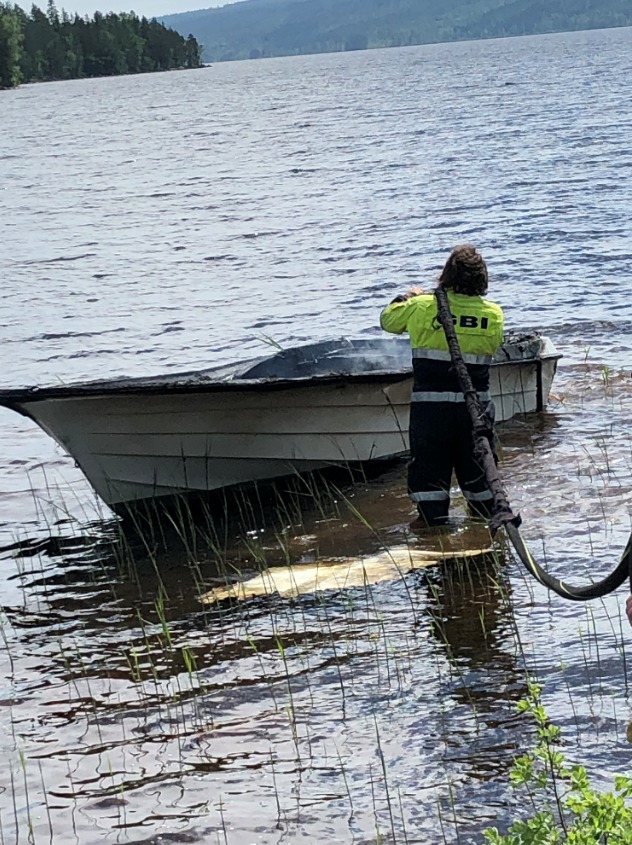 Båten er utbrent.