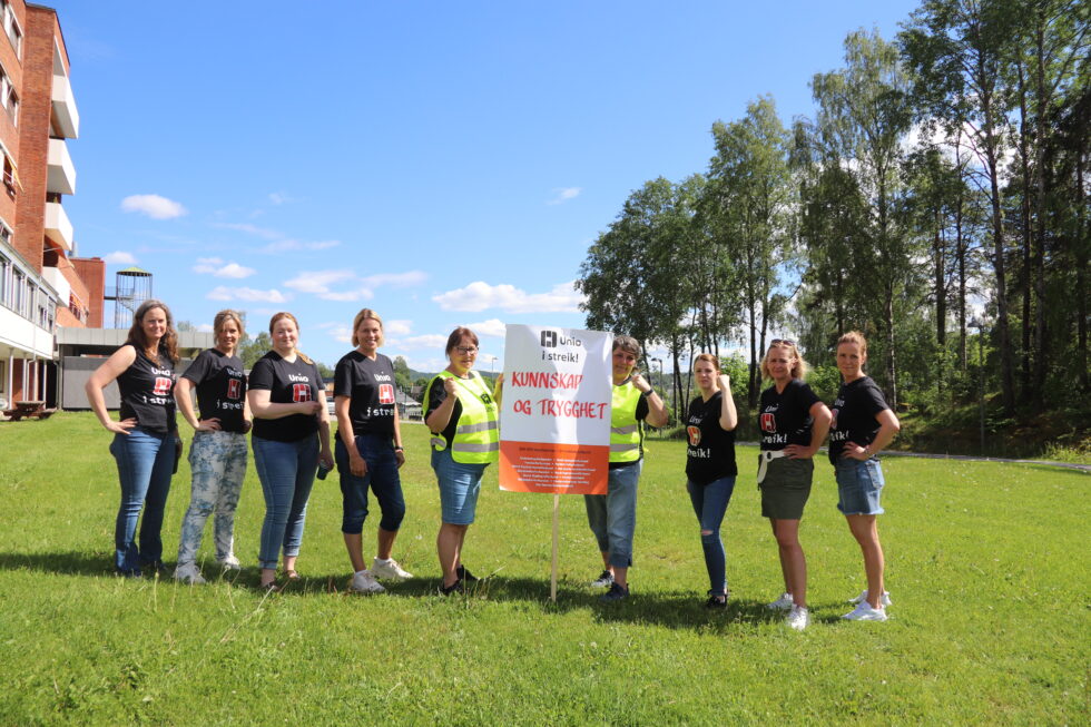 Torsdag ble Kongsvinger sykehus tatt ut i streik. Det er syv streikende sykepleiere, ergoterapeuter og radiografer: Anne Marte Hals, Lotte Hofossbråten, Linda Ekornhol, Turid Øveråsen Krogh, Tina Myrvang, Solveig Flatebø og Ida Østby. I midten er Mona Bråten Johansen og Turid Lillian Mathisen, hovedtillitsvalgt for sykepleierforbundet og medlem i streikekomiteen ved Ahus.