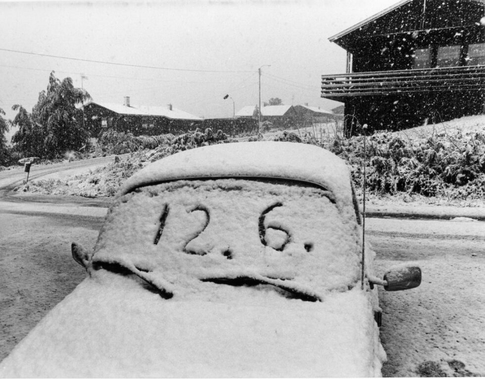 12. juni 1981 i Kongsvinger - et historisk bilde. En snødekket bil, med datoen skrevet på frontruten.