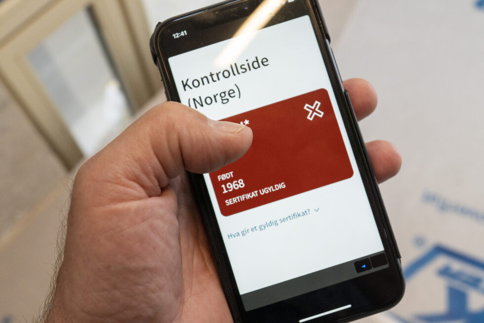 Koronasertifikatet ligger på Helsenorge.no , og kan vises ved kontroll, lastes ned på mobil eller skrives ut fra disse sidene. Alle som logger seg inn på Helsenorge, kan allerede nå se den oppdaterte versjonen med grønt og rødt lys og QR-koder for kontroll.