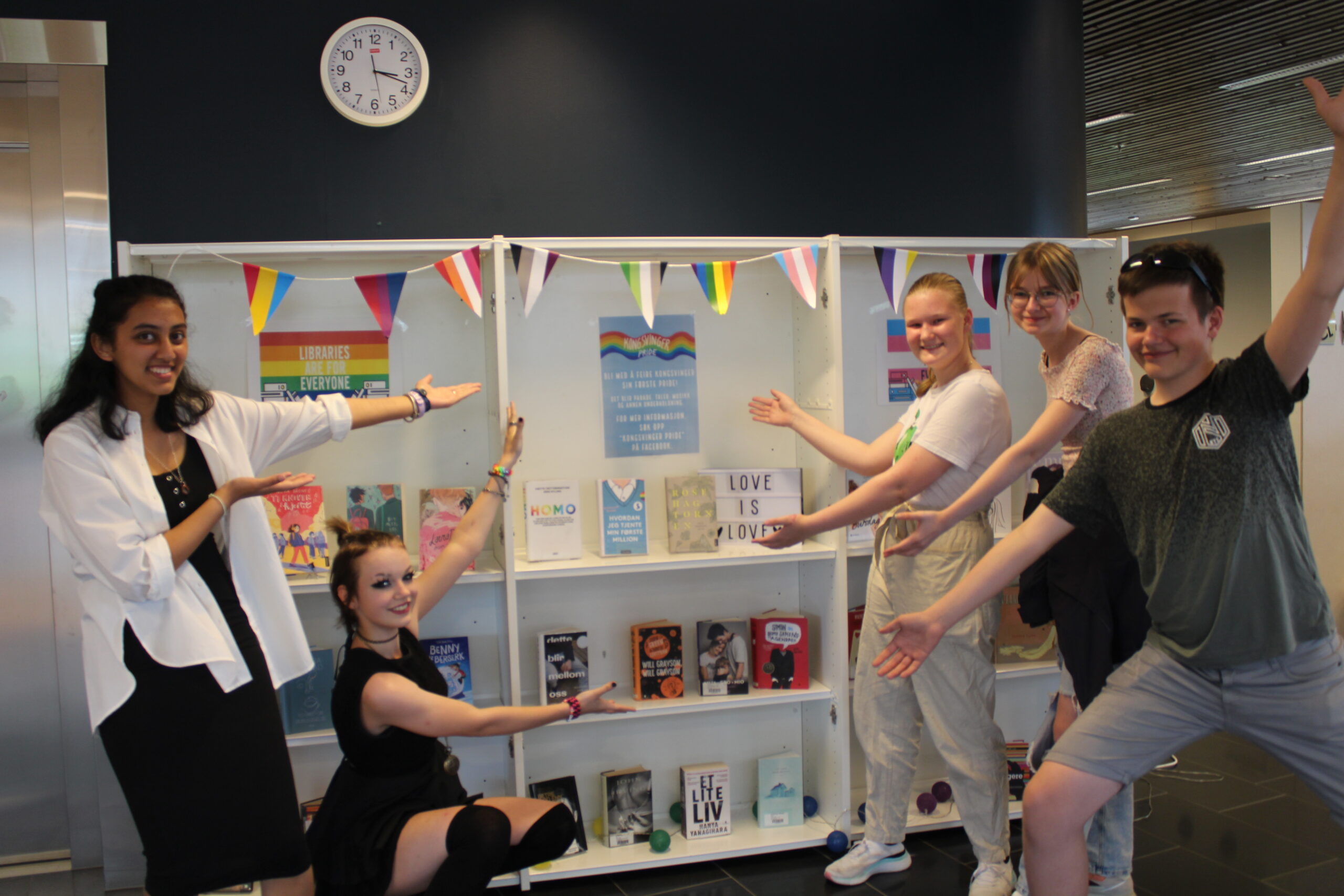 Ungdommene tar en tur til biblioteket hvor de oppdager at noe av de første plakatene for Kongsvinger Pride har blitt hengt opp i lokalene.