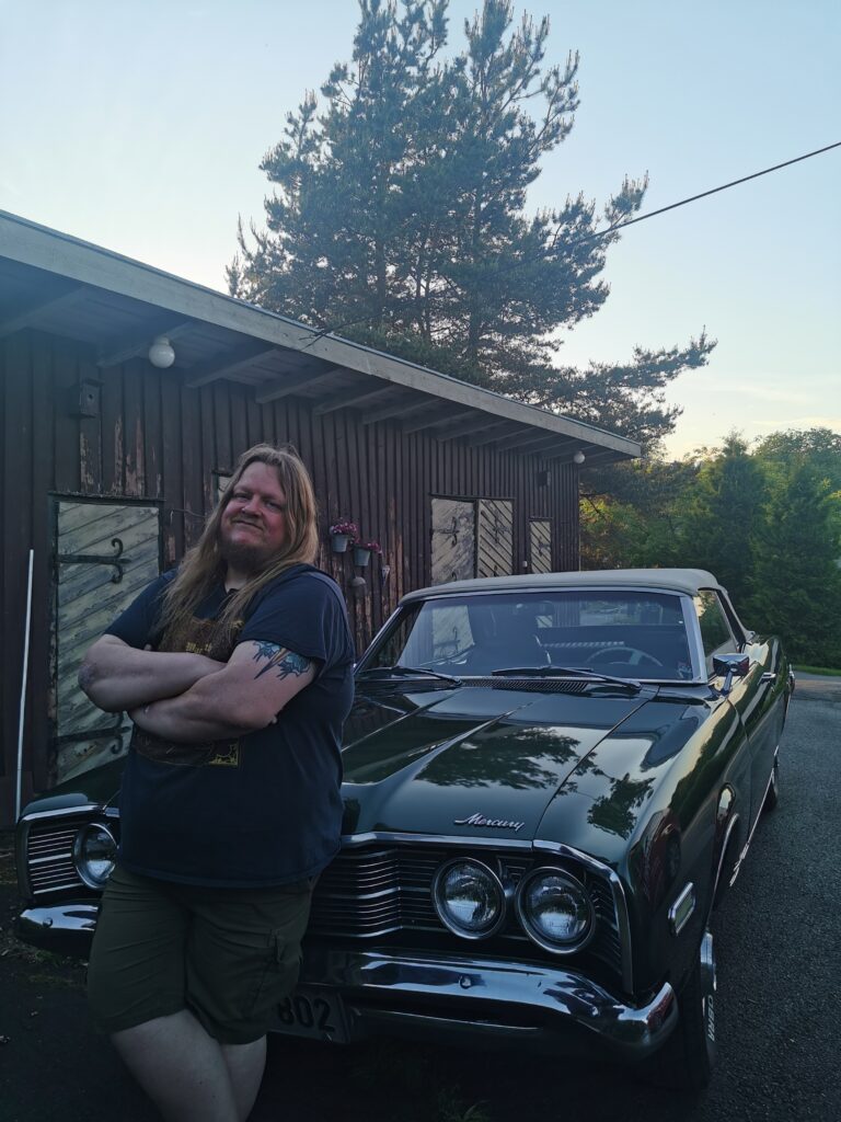 Stian Fossum med bilen han planlegger å tilbringe Pitstop Motor Week i.