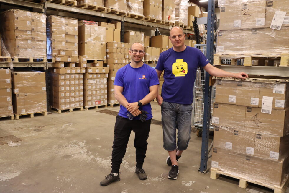 Mesteparten av Brikkebutikken er lagerplass, og i nyere tid har det begynt å tømme seg mer og mer. Eierne Simen Waaler (t.v.) og Vegard Flaamo leverte gode resultatet for det første årsresultatet etter fusjon.
