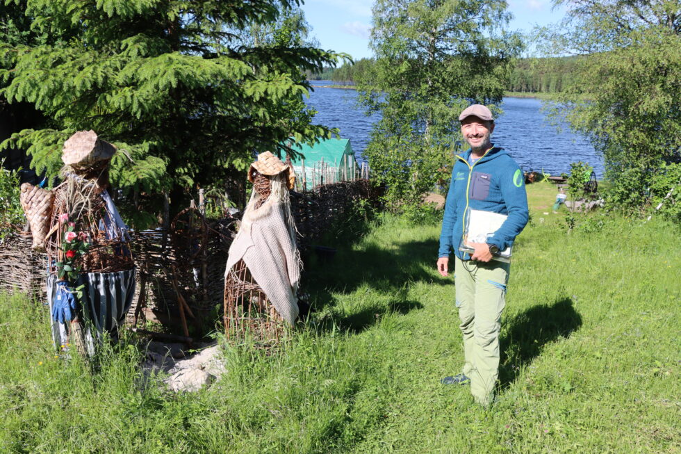 Knut Egil Bekkevold trives godt inne på Finnskogen, med nærhet både til vann og skog. Det er også her han har jobben sin.