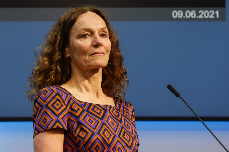 Folkehelseinstituttet, her ved direktør Camilla Stoltenberg, regner med at alle voksne vil få tilbud om andre vaksinedose innen midten av oktober. Det er en forsinkelse på fire–fem uker.