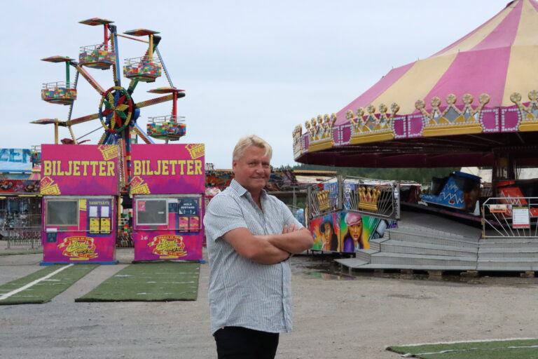 På andre siden av gjerdet jobber Axels Nöyelsfält med å stelle i stand tivoli på Kongsvinger. Mikael Andreasson tror det er mange som gjerne vil more seg også i år. Mitt Kongsvinger sto på trygg avstand fra karanteneområdet.
