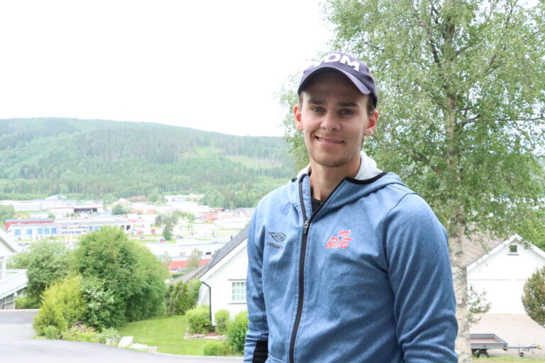 Du ville kanskje ikke gjenkjent Henrik Larsen ute på byen i Kongsvinger, men det er fra Kongsvinger han reiser, nå som han er tatt ut til OL.
