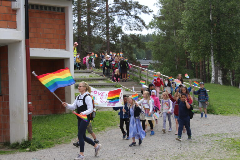 Det var sjetteklassingene på Vennersberg skole som selv mente at Kongsvinger trengte en Pride-parade.
