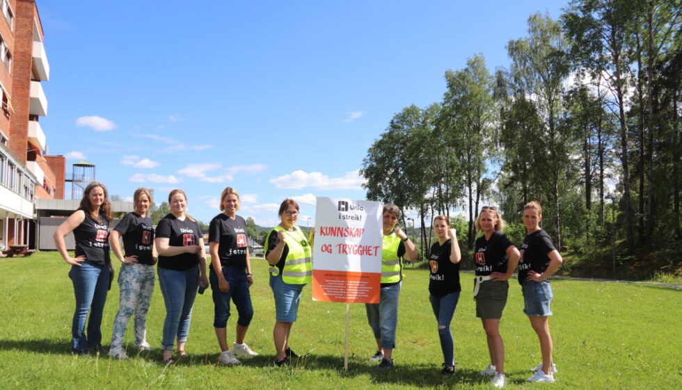 Det var syv streikende sykepleiere, ergoterapeuter og radiografer ved Ahus Kongsvinger sykehus: Anne Marte Hals, Lotte Hofossbråten, Linda Ekornhol, Turid Øveråsen Krogh, Tina Myrvang, Solveig Flatebø og Ida Østby. I midten er Mona Bråten Johansen og Turid Lillian Mathisen, henholdsvis hovedtillitsvalgt for sykepleierforbundet og medlem i streikekomiteen ved Ahus.