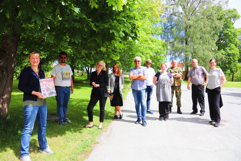 Leder i Visit Kongsvingerregionen, Ane Sandnæs, har samlet et knippe aktører i Kongsvinger, som skal samarbeide. Fra venstre: Lars Ovlien, Hanne Marte Strøm Vestlund fra Festningshotellene, Benedikte Jansen i Kongsvinger kunstforening, festningsforvalter Johnny Fjeld, Uno Arnesen i Byen Vår, cafe-innehaver Marianne Nordløkken Mæland, oberstløytnant og kommandant Arnstein Hestnes, Øivind Roos og konservator Mona Holm.
