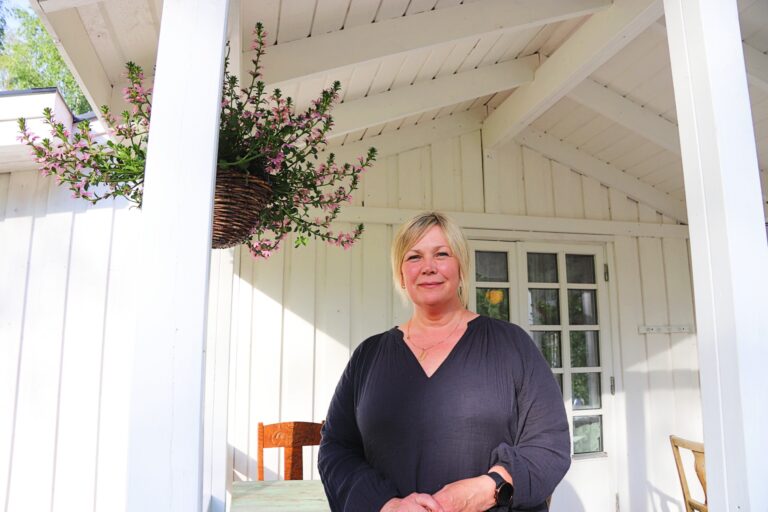 Drengen startet med hundre vinterfôra sau, før han bestemte seg for å ha kuer. Nå har han også tatt på seg eggproduksjon og catering.