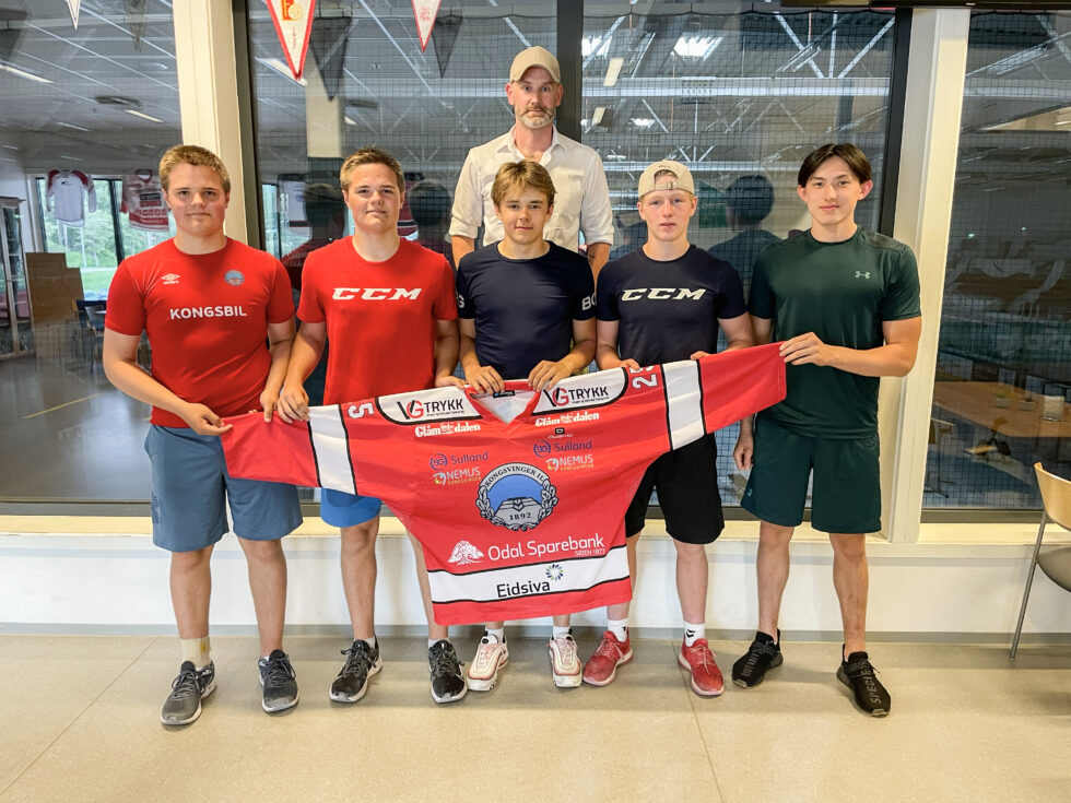 Sportslig leder i Kongsvinger IL ishockey, Anders Angelbrant (bakerst), har signert A-lagskontrakt med juniorene Sebastian Stømner (t.v.), Aleksander Stømner, Jonas Høgås Lie, Dag Hartmann Nicolaisen og Marcus Mykkestue.