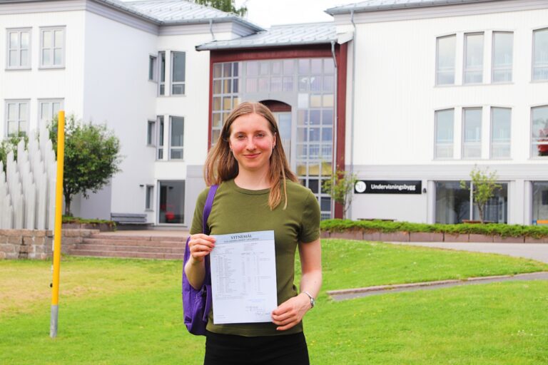 Benedikte Lutterbey (19) fikk totalt 20 seksere, og har blant annet hatt fag som fysikk, kjemi, matematikk R1 og R2.