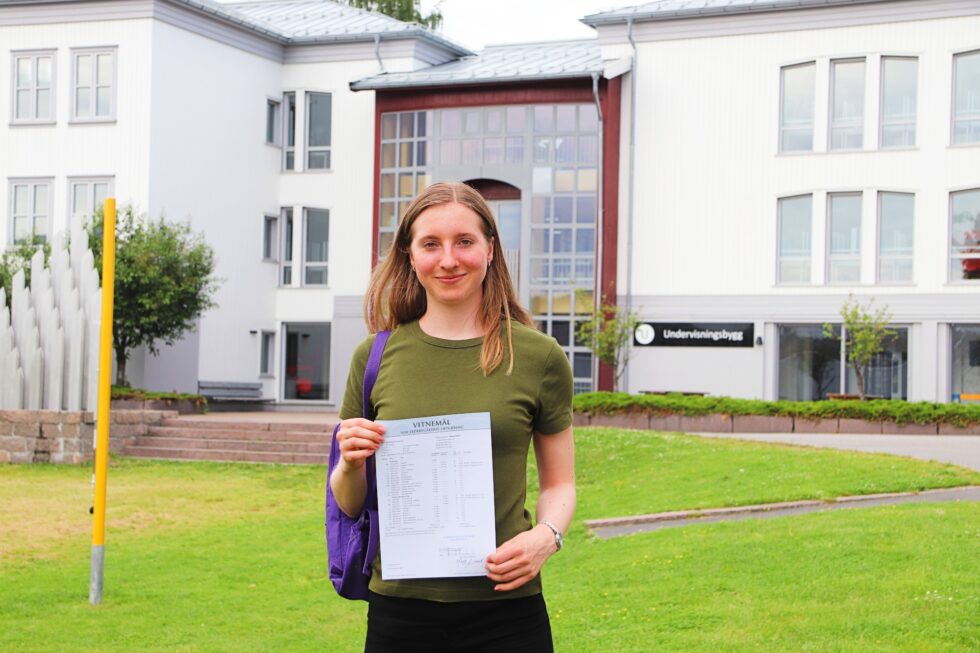 Benedikte Lutterbey (19) fikk totalt 20 seksere, og har blant annet hatt fag som fysikk, kjemi, matematikk R1 og R2.