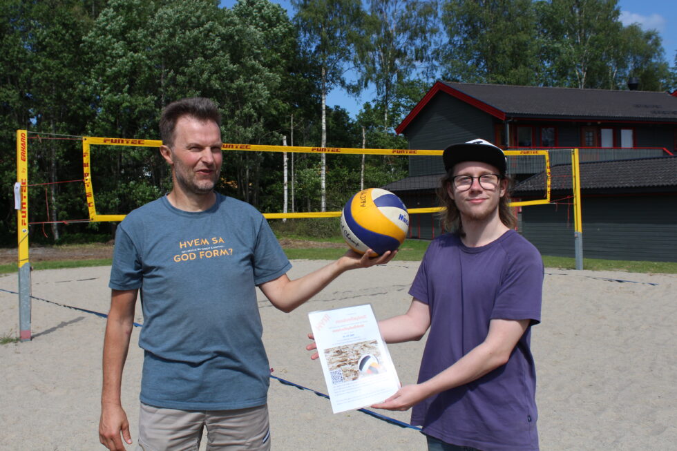 Anders Sønstebø og Mathias Pettersen Svensrud er klare til å ta imot til Sandvolleyballskole i Kongsvinger.