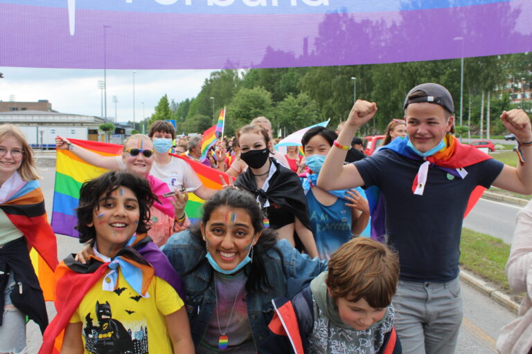 De syv nye lokalheltene i Kongsvingers skeive miljø; Ingrid Vestli Aanerud, Rebecca Sæther Maurbakken, Mona Eide Onstad, Riya Komila Budania, Marthe Sørli, Emily Bull og Ludvig Olsen Brøntveit gikk først i den nye Pride-paraden de selv har muliggjort.