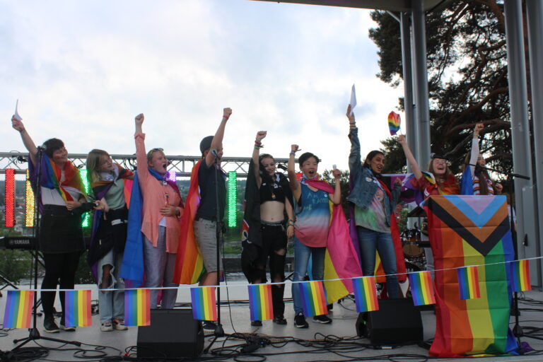 Arrangørgruppa bak Kongsvinger Pride ga fra seg et siste heiarop før de avsluttet kvelden.
