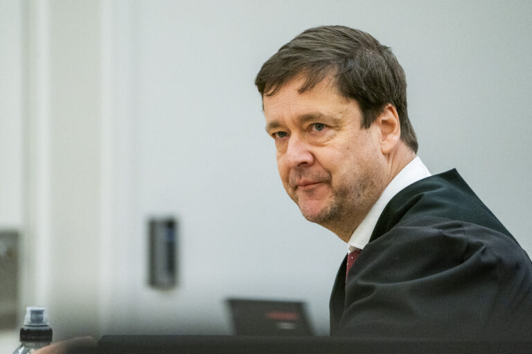Advokat John Christian Elden har ikke gitt opp å få gjenåpnet saken mot presten som ble dømt for overgrep mot sin stedatter.