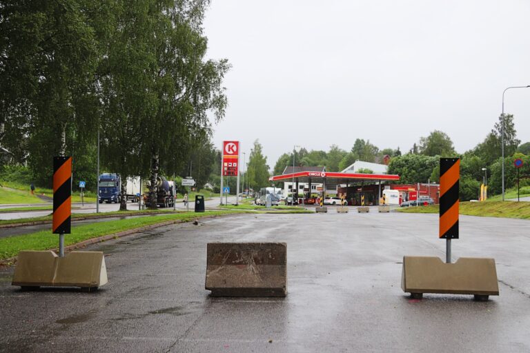 Det er nå bare et titalls plasser på det ellers så store området på parkeringen i Arkovegen ved Circle K. Kommunen tar grep for å forhindre nattebråk.