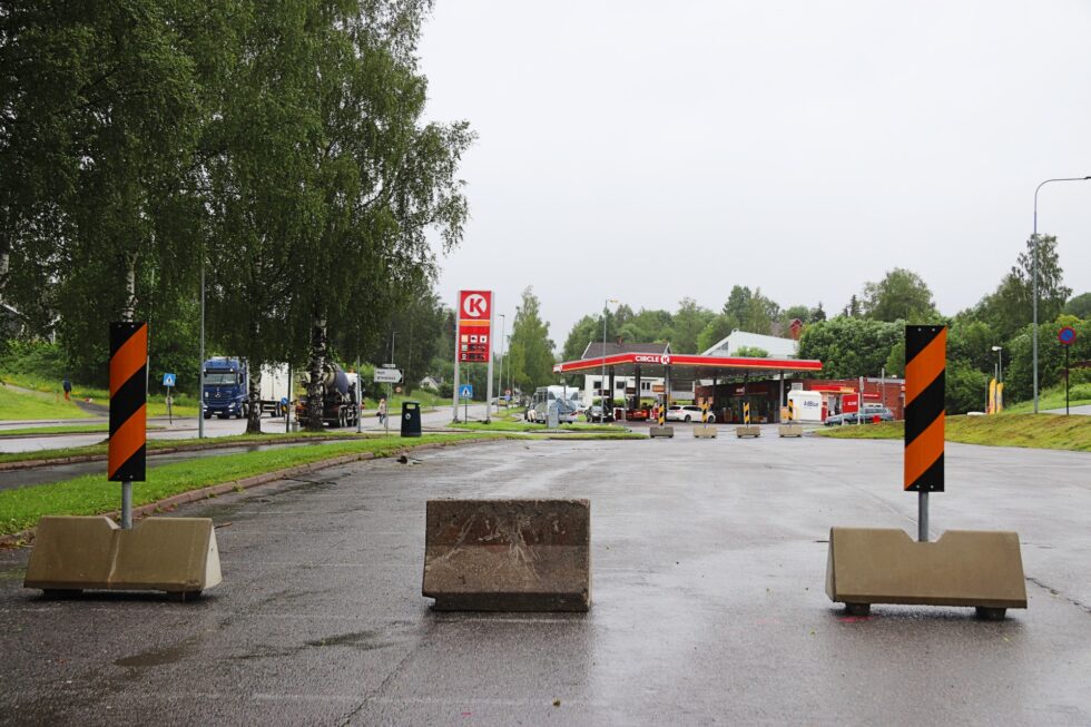 Det er nå bare et titalls plasser på det ellers så store området på parkeringen i Arkovegen ved Circle K. Kommunen tar grep for å forhindre nattebråk.