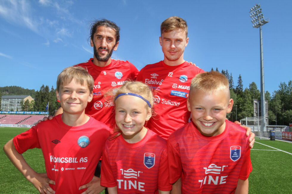 Alvin Sætre (foran f.v.), Emilie Østby og Kasper Vangen lærte mye av Adem Güven og Ludvig Langrekken på fotballskolen denne uka.