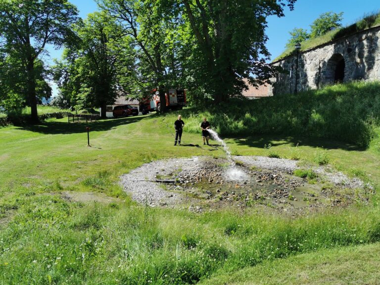 Her fyller de på dammen. Mitt Kongsvinger har fått Fossgards tillatelse til å bruke bildet