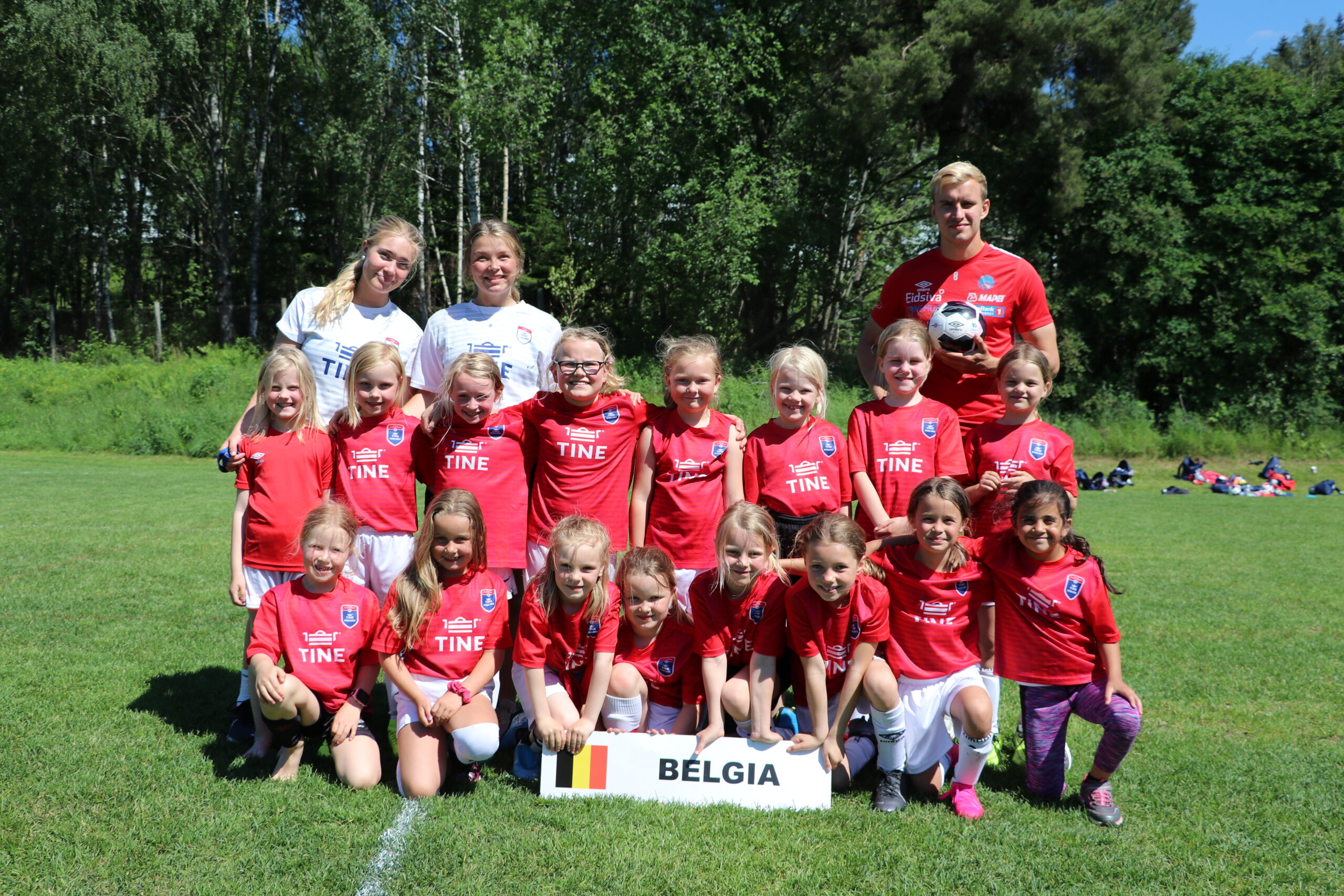Belgia: 1. rad fra venstre: Oda Hveberg Nytrøen, Katja Yttri Dahl, Lotta Haug-Hagerud, Karen Rekstad Skogrand, Sanne Marie Olsen, Alma Johanne Jonassen, Ella Platek og Aya. 2. rad fra venstre: Linea Digernes Hvarstad, Olivia Marie Bakken, Olivia Solhaug, Hedda Elseth, Ingrid Holth Løvberg, Julie Velten, Thea Berg Karlsen og Nicoline Mo Nordnes. Instruktører på bakerste rad: Amanda Bø Lysø, Nora Platek og Martin Hoel Andersen.