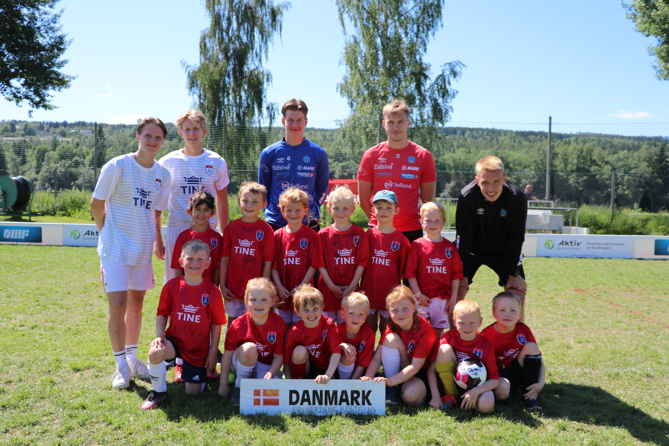 Danmark: 1. rad fra venstre: Julian Bonsak, Kristine Rimfeldt-Kvale, Leander Millian Trasti, Abel Matheo Moltzau Skårer, Anna Myhre Sjøberg, Dennis Solvang Glomsaas, Odin Solvang Rinden. 2. rad fra venstre: Melina Ferreira Powell, Thor Mykkestue, Victoria Andrea Ilbråten Olsen, Thorbjørn Gjølstad, Edvin Førsund, Matheo Kalvøy Tangen. Instruktører på bakerste rad: Knut-Erik Kjos, Oscar Nordstrøm, Mats Lindegaard, Ludvig Langrekken og Matias Aadnøy.