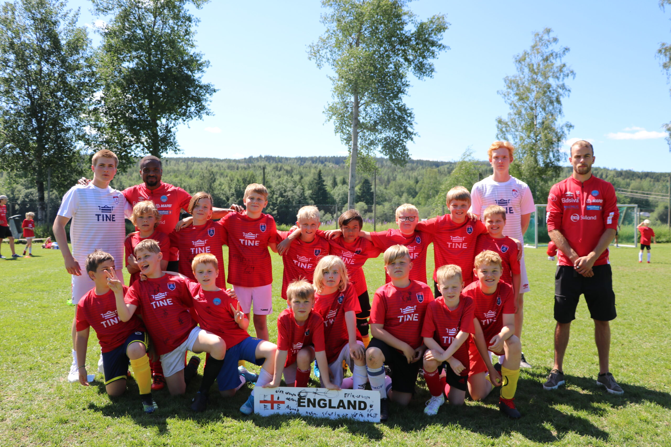 England: 1. rad fra venstre: Erik Hayati Aytekin Bentzen, Pontus Haarr Molnberg, Emil Amadeus Engh-Jansen, Robert Arni Haraldsson, Ludvig Hristo Biagi, Marcus Sagvåg Aurbakken, Emil Midtseim Halvorsrud, Dennis Brattbakk Kristoffersen. 2. rad fra venstre: Eirik Gangnes, Fabian Maciszka, Oliver Bjerke, Erlend Mo Grønnerud, Nicholas Holmen, Sebastian Karlsen, Gaute Klundsæter, Mathias Mo Nordnes. Instruktører på bakerste rad: Eero Nygren, Trace Murray, Anton Kvisten og Brage Berg Pedersen.